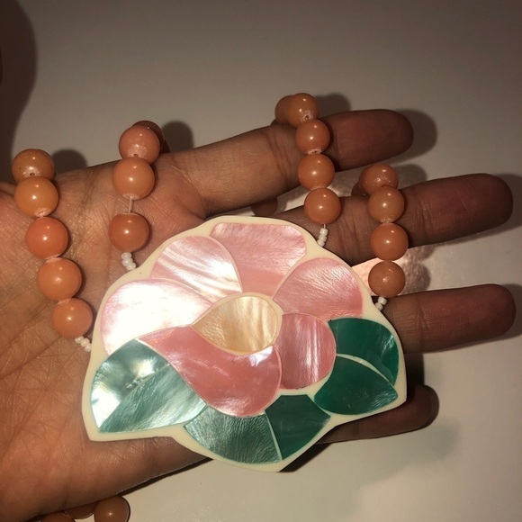 VTG Lee Sands MOP Inlay Lucite Beaded Floral Necklace & Earrings 24” & 1” - Picture 4 of 10